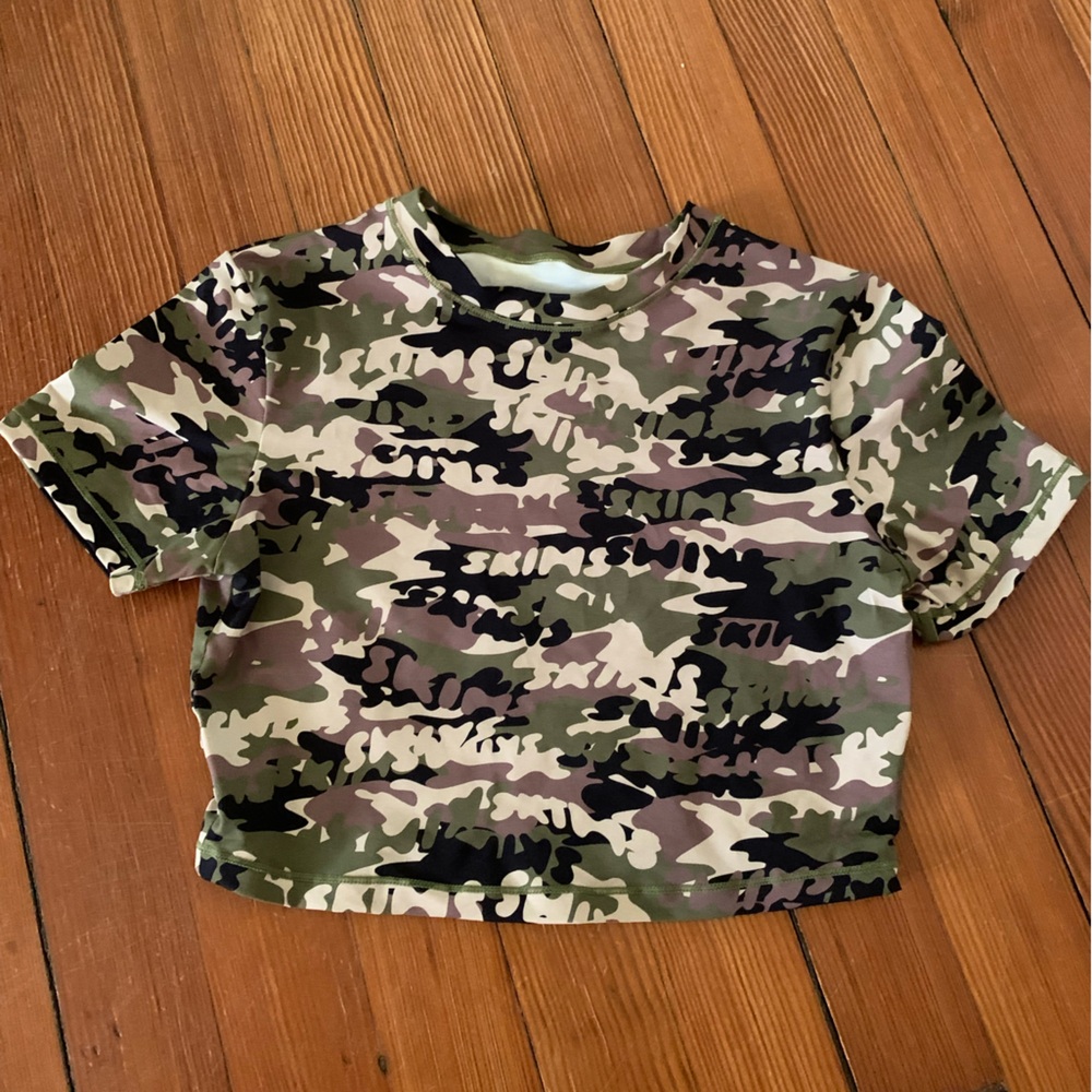 SKIMS Women’s Small Skims Logo Camo Print Cropped Tee